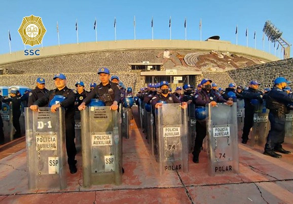 Los policías auxiliares también estarán distribuidos al interior del recinto, en las zonas de pasillos y gradas, con el objetivo de salvaguardar la integridad física de los aficionados. Foto cortesía SSC