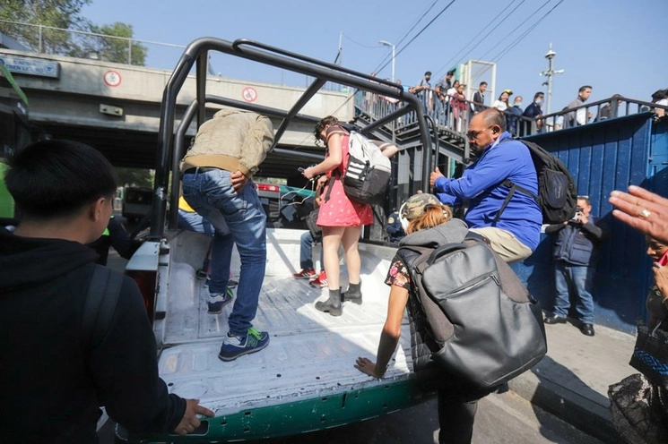 Elementos de la SSC-CDMX transportan a usuarios del tren ligero debido a la inhabilitación del servicio por una falla en la estación Estadio Azteca. También apoyan unidades de RTP para el traslado a la terminal Taxqueña, en la Ciudad de México, el 16 de junio de 2023. Foto Pablo Ramos



