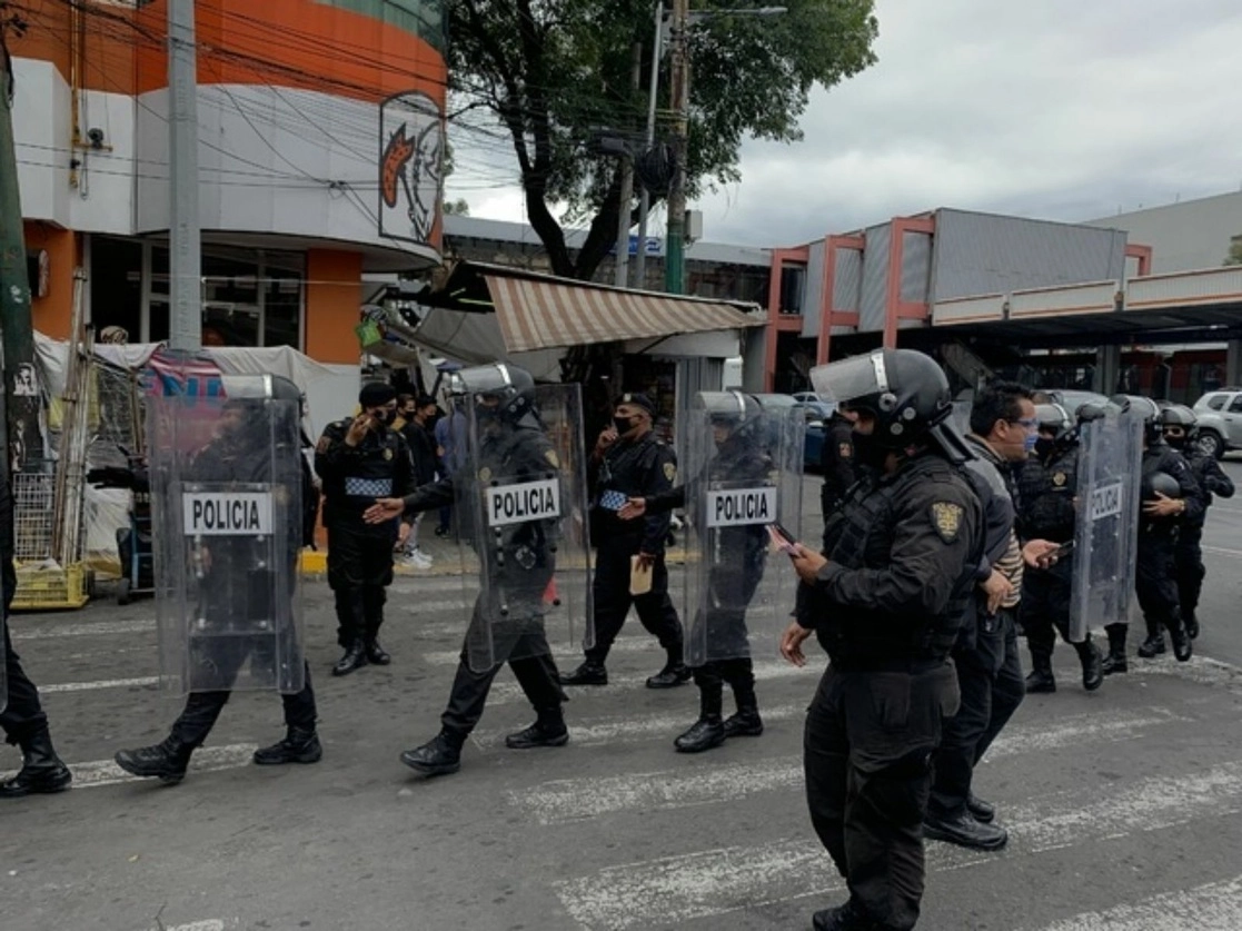 La SSC desplegó a mil 100 policías con apoyo de 160 vehículos, en un dispositivo de vigilancia y vialidad, ante la movilización de taxistas que pretenden hacer un mitin en el Ángel de la Independencia. Foto Alfredo Domínguez / Archivo 