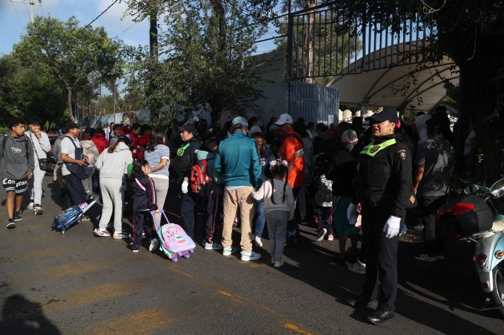 Policías de la SSC realizan el operativo regreso a clases para agilizar el tráfico vehícular en los alrededores de las escuelas. Foto Alfredo Domínguez 
