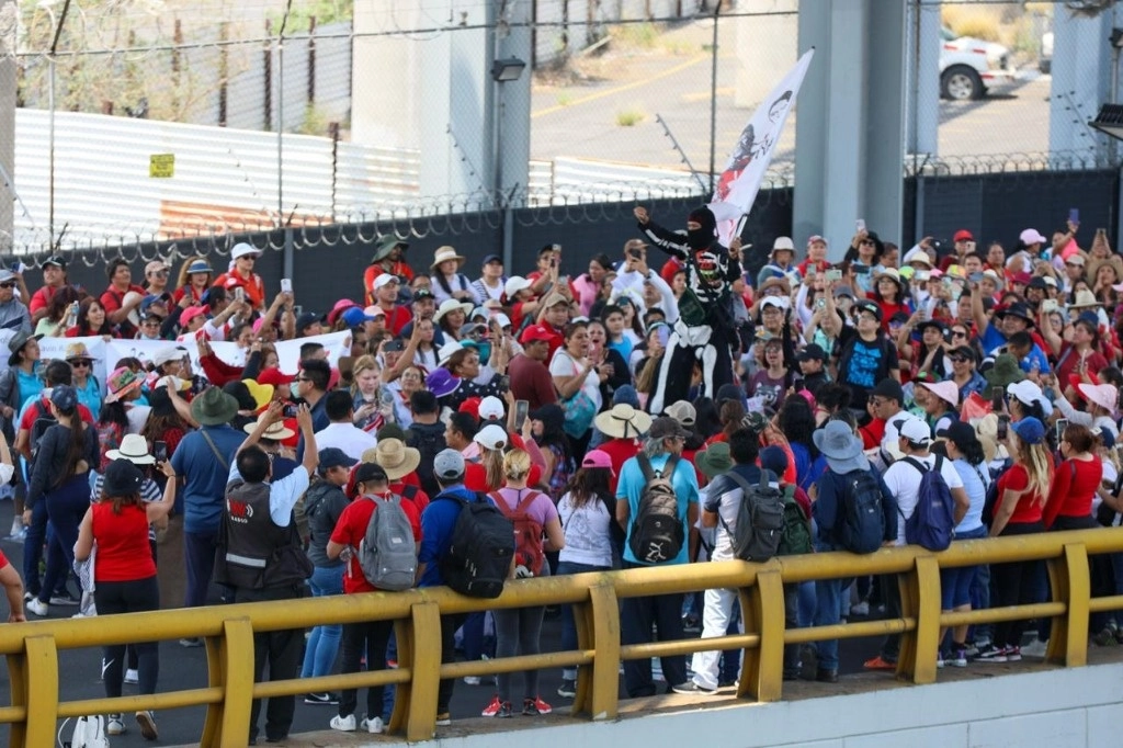 Docentes pertenecientes a la CNTE intentan ingresar al AICM. Elementos de la policía capitalina intentan impedirles el paso, en la Ciudad de México, el 24 de mayo de 2024. Foto Pablo Ramos