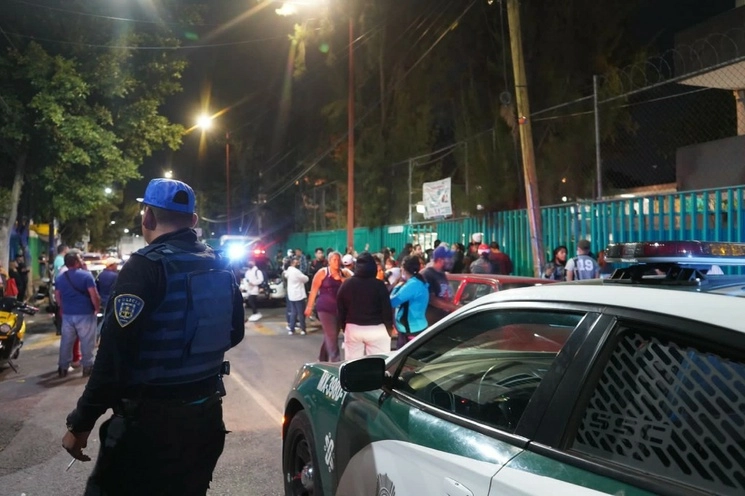 Un total de 74 oficiales acompañados por 17 vehículos oficiales, una motoambulancia del Escuadrón de Rescate y Urgencias Médicas (ERUM) de la SSC. Foto tomada de la red social X 
@fchiguil /Archivo
 