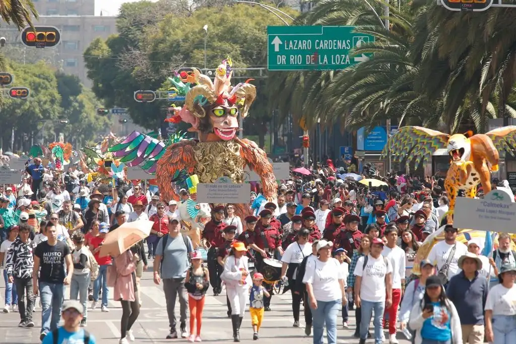Cientos de personas disfrutan el colorido Desfile de Alebrijes Monumentales. Las figuras inician su recorrido en el Zócalo capitalino para llegar al Ángel de la Independencia, en la Ciudad de México, el 21 de septiembre de 2023. Foto María Luisa Severiano



