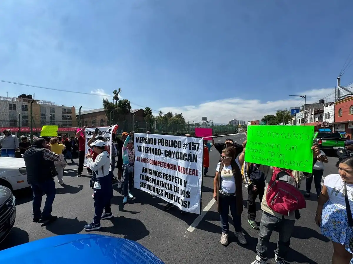 Comerciantes de mercados bloquean la calzada de Tlalpan, para protestar por el Programa de Abasto Popular, el cual, denuncian, politiza la actividad comercial y afecta su economía, en la Ciudad de México, el 30 de julio de 2025. Foto 
