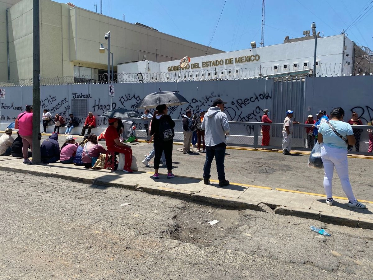 Los policías de servicios especiales de la SSEM, formaron una valla que se extiende a lo largo de todo el frente de este centro de reclusión ubicado en la carretera Chalco-Mixquic.