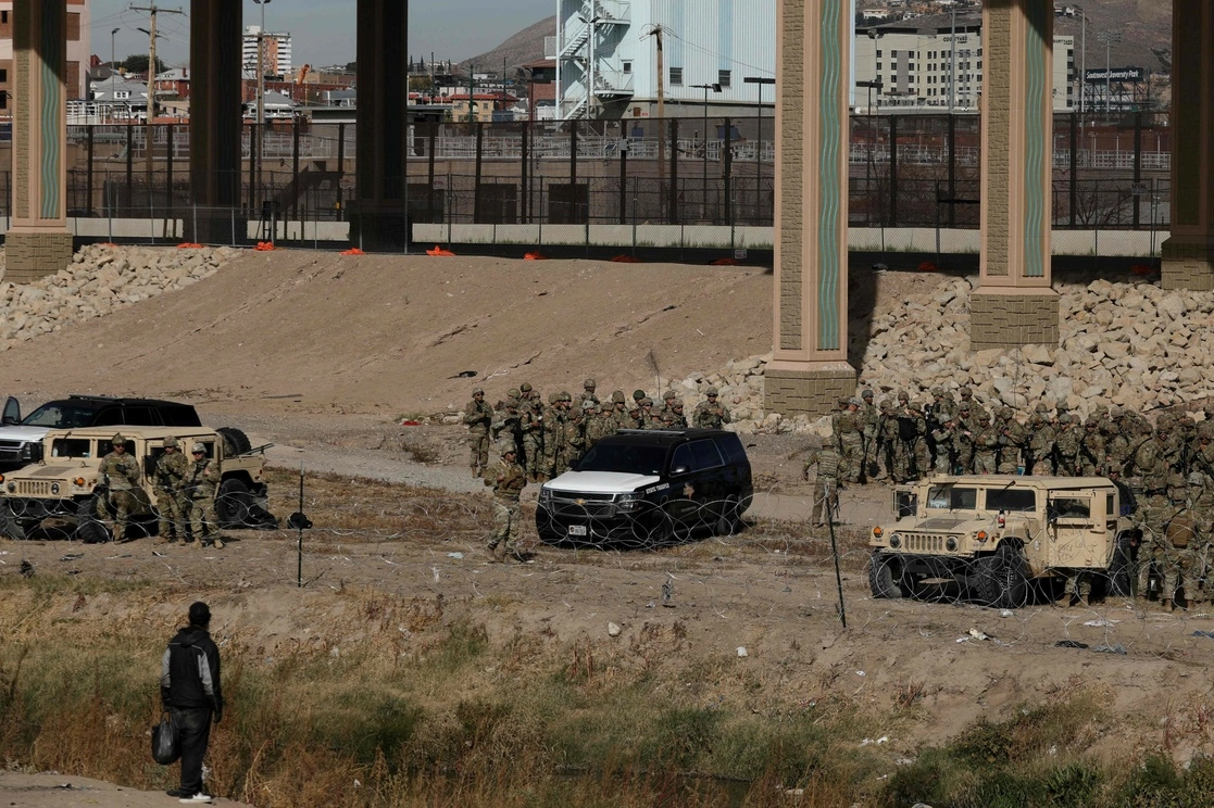 Agentes de la Guardia Nacional de Texas vigilan las orillas del Río Bravo, en El Paso, Texas, el 20 de diciembre de 2022. Foto Afp 
