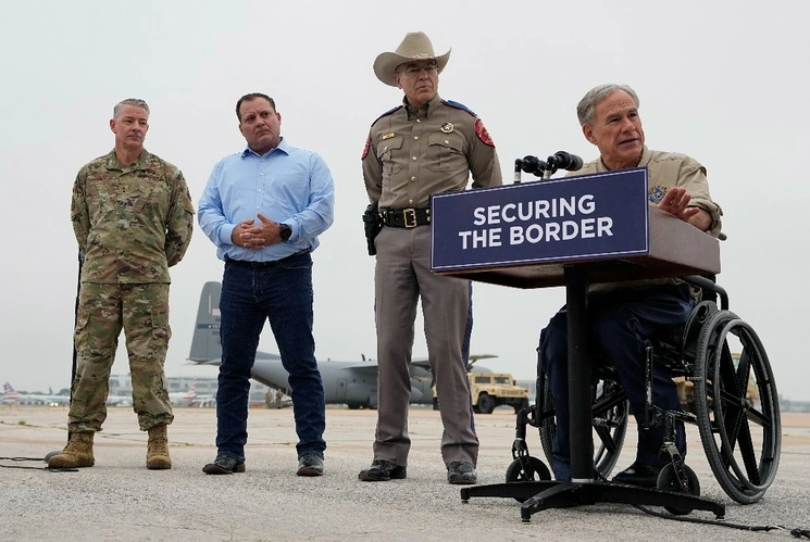 El gobernador de Texas, Greg Abbott (derecha), anunció en conferencia de prensa el despliegue de una fuerza especial fronteriza en los “puntos calientes” por los que los inmigrantes entran ilegalmente a EU, el 8 de mayo de 2023. Foto Ap