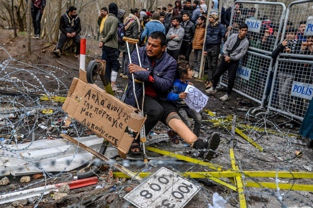 Migrantes esperan en la frontera entre Turquía y Grecia, con la esperanza de cruzar hacia Europa. Foto Afp 