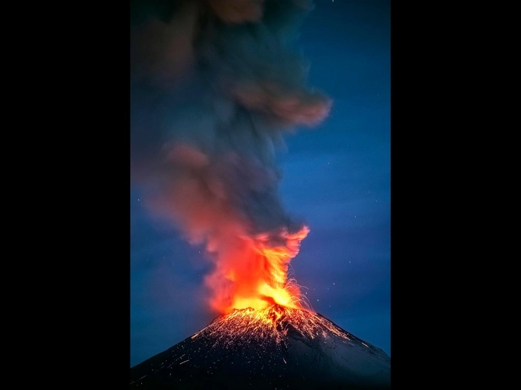 Autoridades señalaron que, pese a la intensa actividad del Popocatépetl, el semáforo se mantiene en amarillo fase tres, lo que no implica desalojo de poblaciones cercanas. La coordinadora nacional de Protección Civil, Laura Velázquez, detalló que se han registrado 573 explosiones del coloso desde septiembre, pero sólo tres han sido fuertes. Foto Afp 



