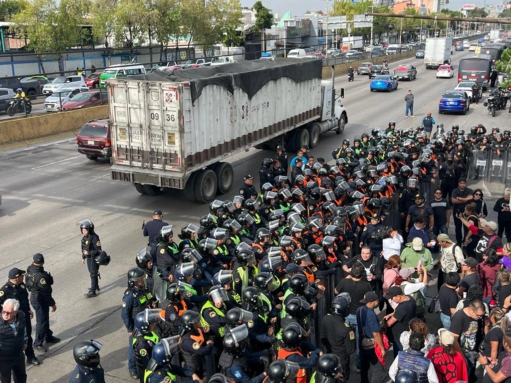 Integrantes del sindicato del Colegio de Bachilleres continúan en el intento del bloqueo de Circuito Interior, elementos policiacos impiden el paso. Los manifestantes exigen aumento de salario y sus prestaciones. Foto Alfredo Domínguez