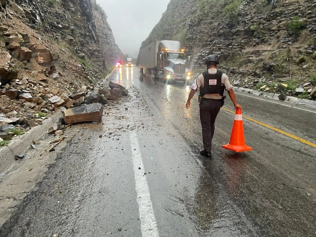 Efectivos de la GN realizaron en Sabinas Hidalgo, NL, labores de auxilio a la población para apoyar en las tareas de remoción de escombros, que provocaron las lluvias derivadas de 'Alberto' en la carretera Monterrey-Nuevo Laredo. Imagen tomada de https://x.com/GN_MEXICO_