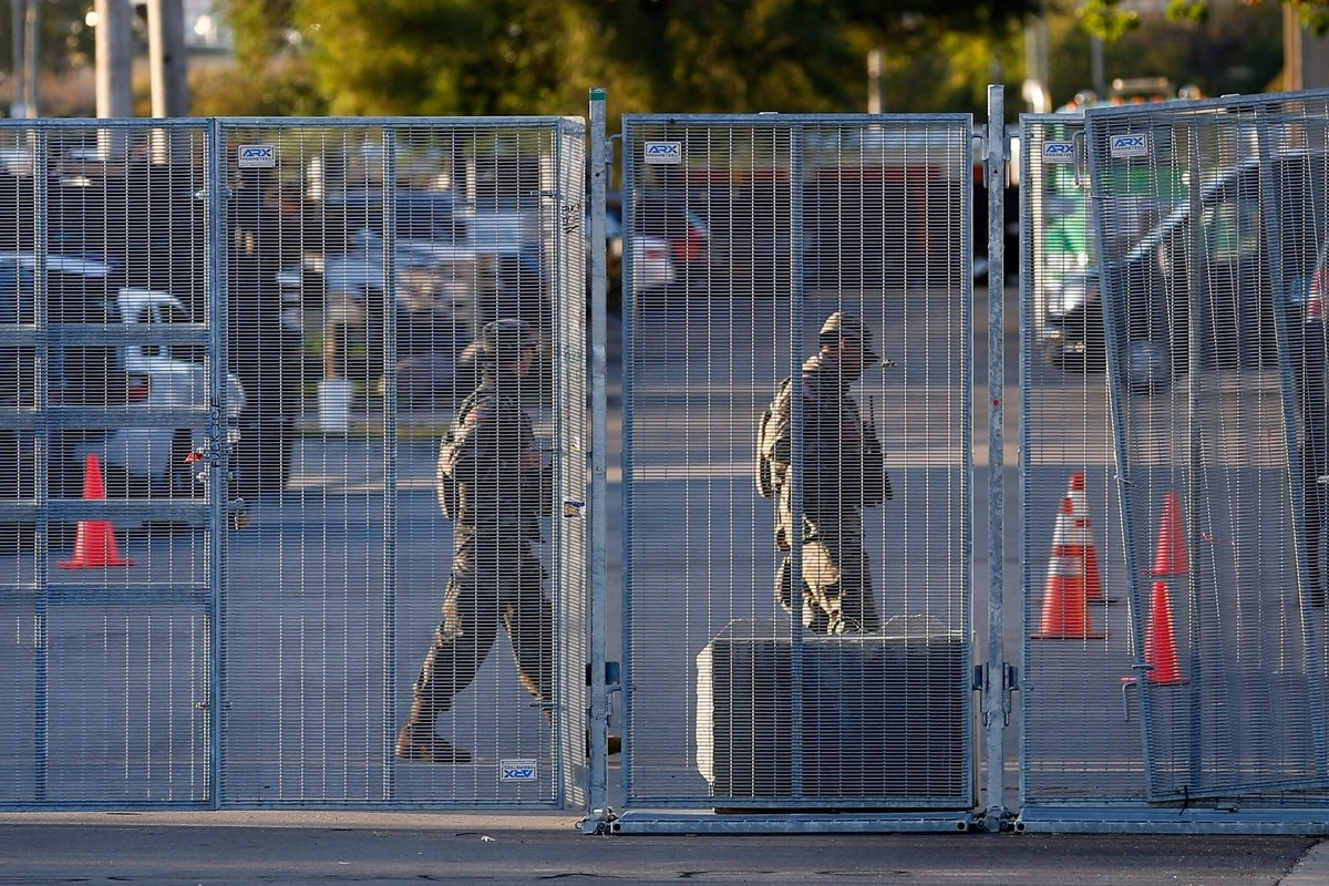 Miembros de la Guardia Nacional de Texas resguardan un centro de detención del Servicio de Inmigración y Control de Aduanas (ICE) de Estados Unidos en Broadview, Illinois, el 8 de octubre de 2025. Foto 