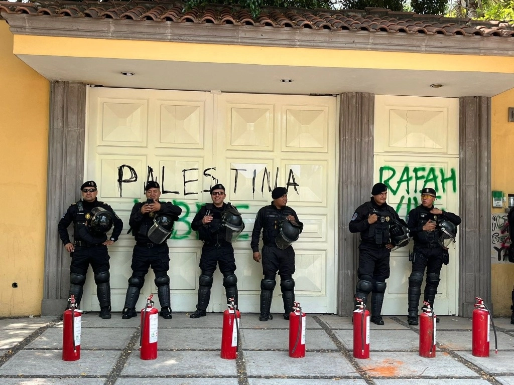 Elementos de la SSC resguardan la oficina comercial de Israel, ubicada en Lomas de Virreyes, alcaldía Miguel Hidalgo, en la Ciudad de México, el 30 de mayo de 2024. Foto Alfredo Domínguez