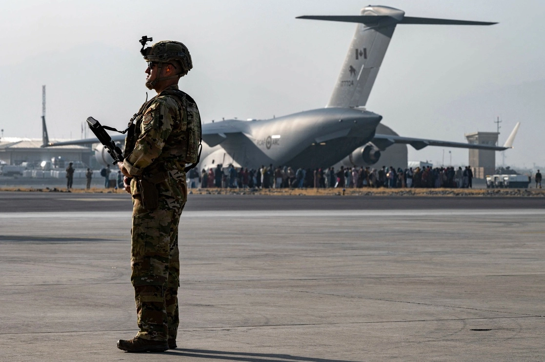 Militares de Estados Unidos mantienen vigilancia en el aeropuerto de Kabul, Afganistán. Foto Afp