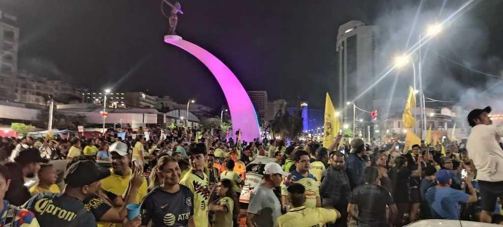 Los festejos de los aficionados del Club América en la Diana de la Costera Miguel Alemán en Acapulco provocaron daños en las jardineras. Foto Héctor Briseño