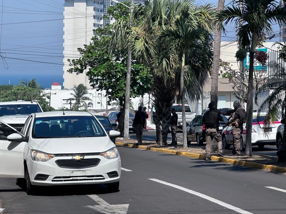 En diferentes calles los agentes federales son observados portando armas largas y pistolas desenfundadas, lo que ha generado asombro y preocupación entre la población. Foto 