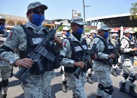 Los gobiernos de México y Guatemala presentaron ayer en Tapachula, Chiapas, a los agrupamientos organizados, equipados y adiestrados para el rescate humanitario, con protocolos de salud, así como en el combate al tráfico de personas. Foto Xinhua