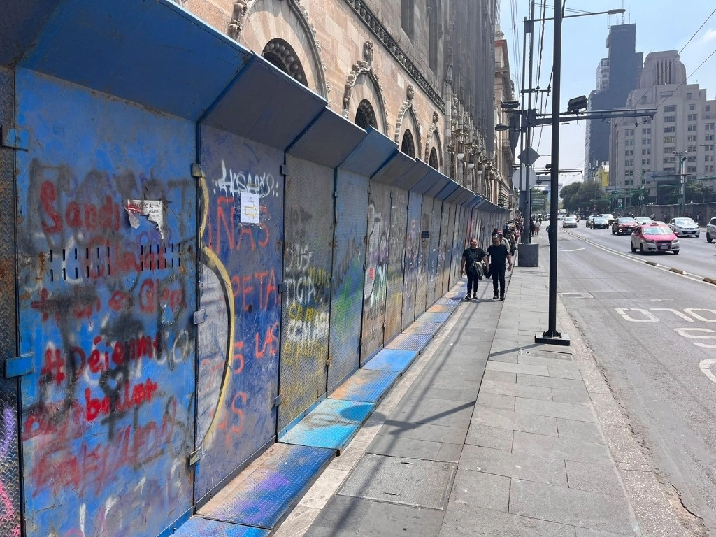 Edificios históricos y monumentos se encuentran resguardados, así como el paso peatonal hacia el Zócalo es limitado, previo a la marcha del 2 de octubre, en la Ciudad de México. Foto Luis Castillo


