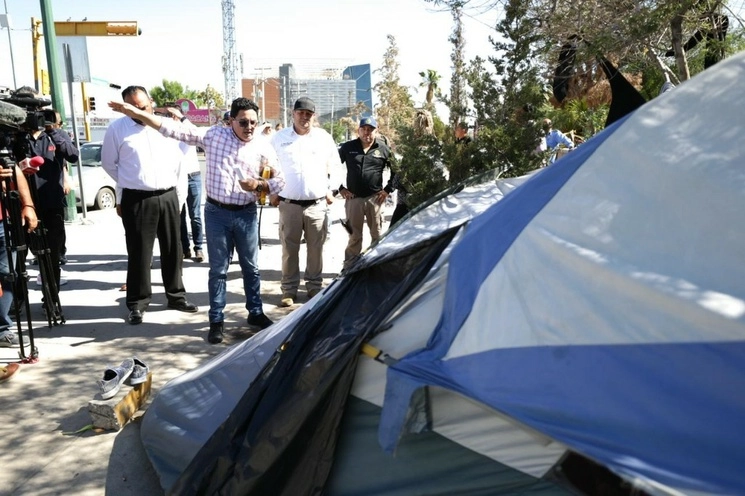 El campamento se conformaba por decenas de casas de campaña y carpas las cuales retiró personal de la Dirección de Limpia, con apoyo de policías municipales. Foto cortesía Gobierno municipal de Ciudad Juárez