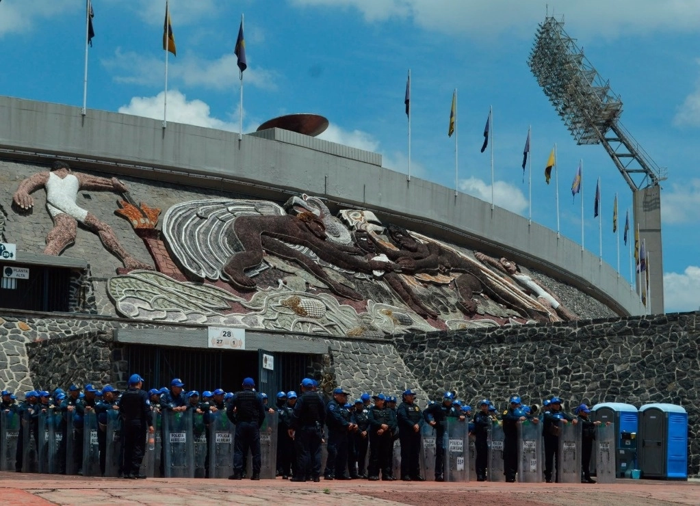 En los accesos principales al estadio estarán 840 efectivos de la Policía Auxiliar apoyados con 16 unidades oficiales. Foto @SSC_CDMX 