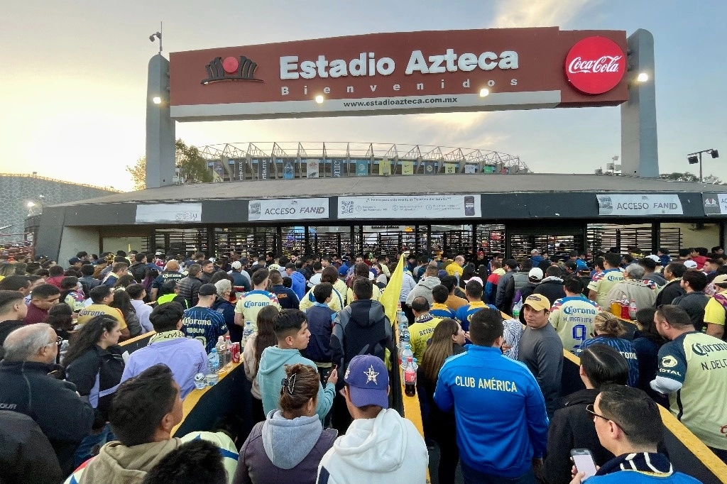 Mil 844 elementos de la SSC resguardarán la seguridad la seguridad de los aficionados que acudan al Estadio Azteca para presenciar la final entre América y Cruz Azul. Foto Roberto García / Archivo