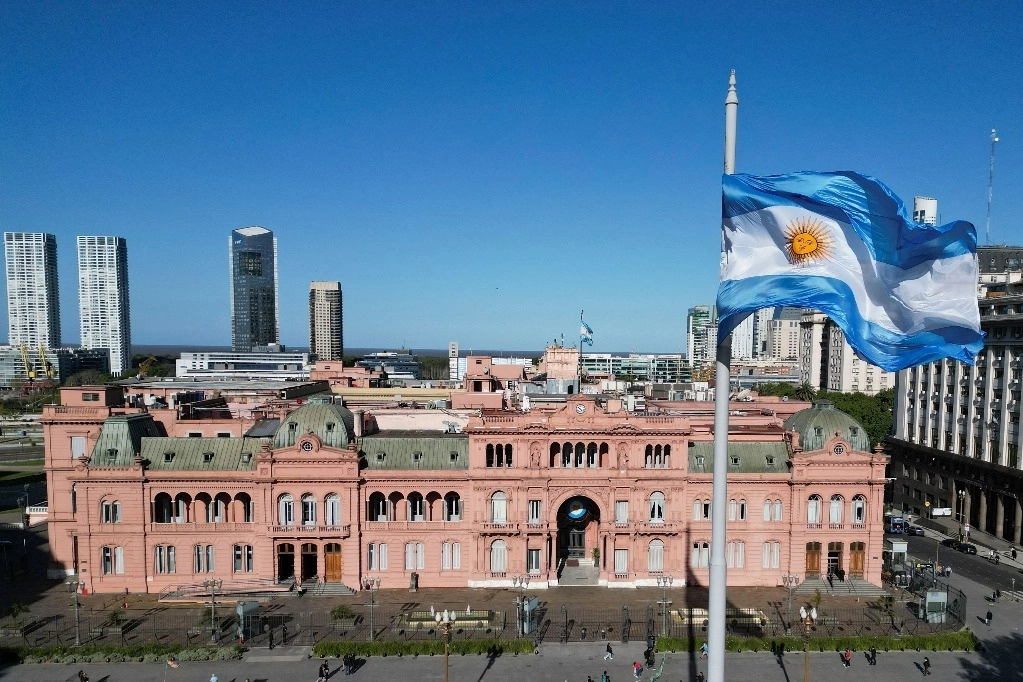 la bandera nacional de Argentina ondea frente a la Casa Rosada, en Buenos Aires. Foto AFP 