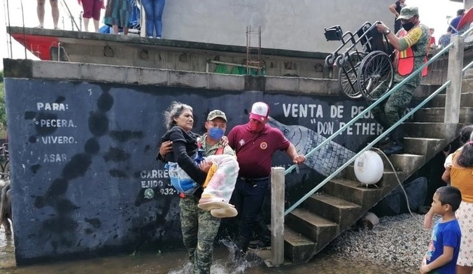 Elementos de la Sedena realizan labores de apoyo y auxilio de la ciudadanía afectada por las lluvias en Tabasco y Chiapas. Foto Tomada del Twitter @SEDENAmx