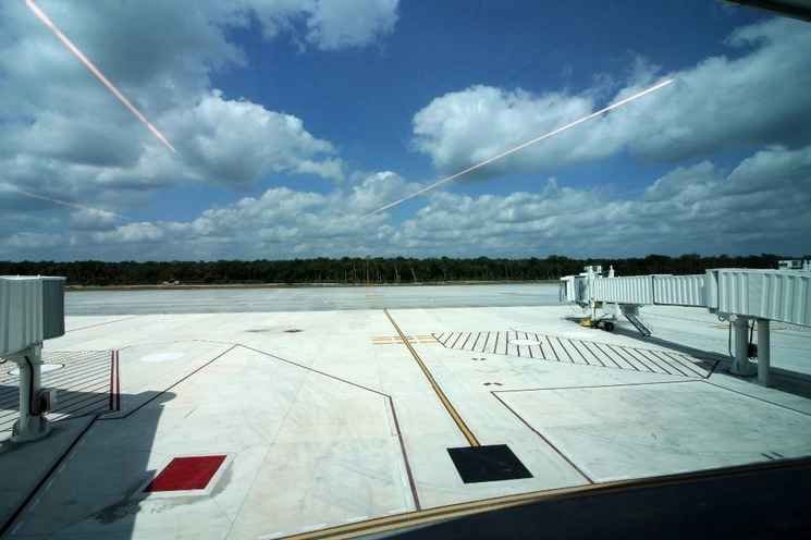 Pista del Aeropuerto Internacional de Cancún que pertenece a Asur. Foto Cuartoscuro / archivo 