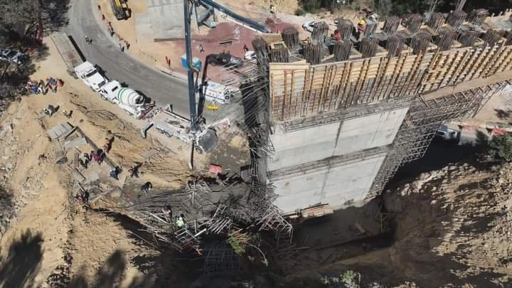Cuatro trabajadores quedaron atrapados en los escombros y dos más resultaron heridos tras el colapso de un andamio de 25 metros de altura, en una obra vial en Omitlán de Juárez, Hidalgo. Foto La Jornada
