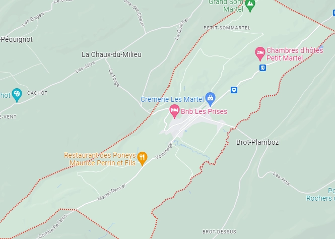 El pequeño avión turístico se estrelló en una zona empinada y boscosa cerca de Ponts De Martel en el cantón suizo de Neuchatel. Foto Google Maps