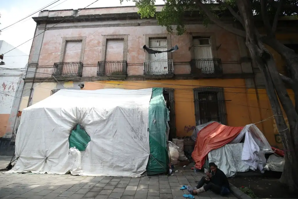 Campamento ubicado en el callejón de República de Ecuador, donde sobreviven las familias desalojadas de la casona de República de Argentina 110, en el Centro Histórico. Foto Yazmín Ortega Cortés