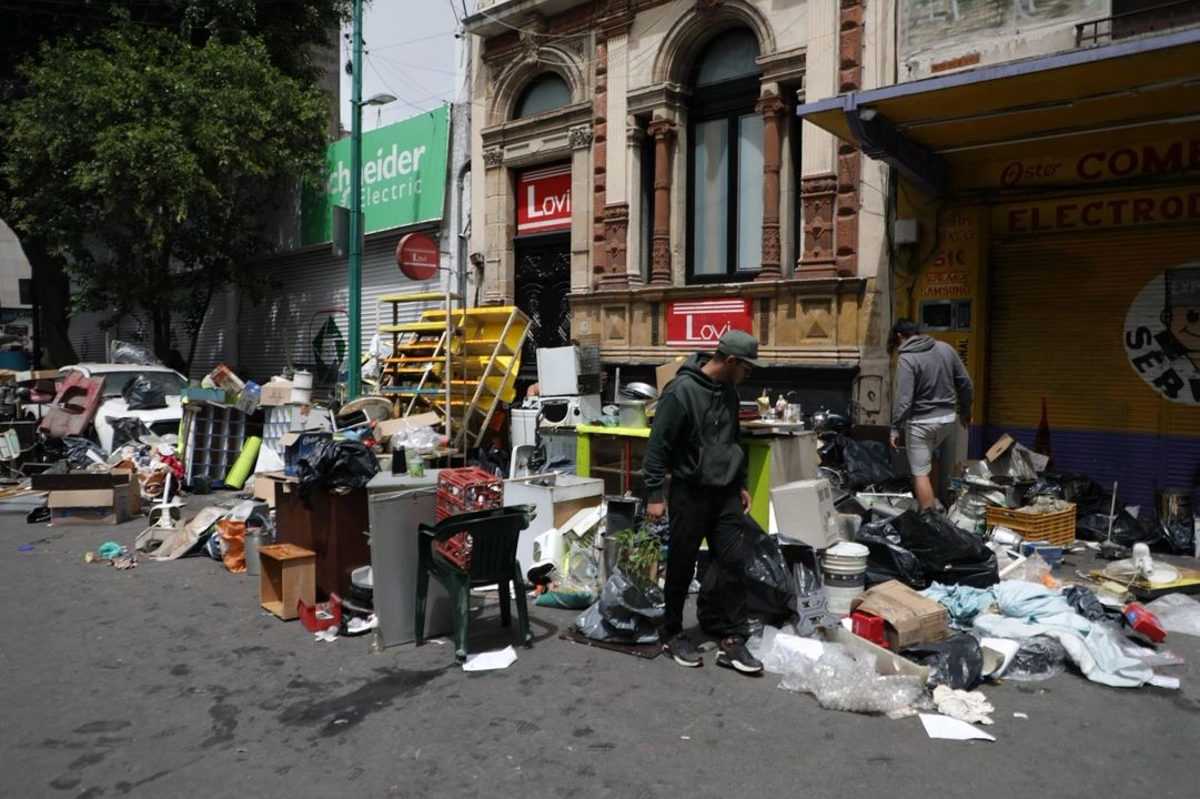Habitantes del edificio Luis Moya 51, colonia centro, fueron desalojados por personas encapuchadas y elementos de la policía capitalina, en la Ciudad de México, el 14 de junio de 2025.