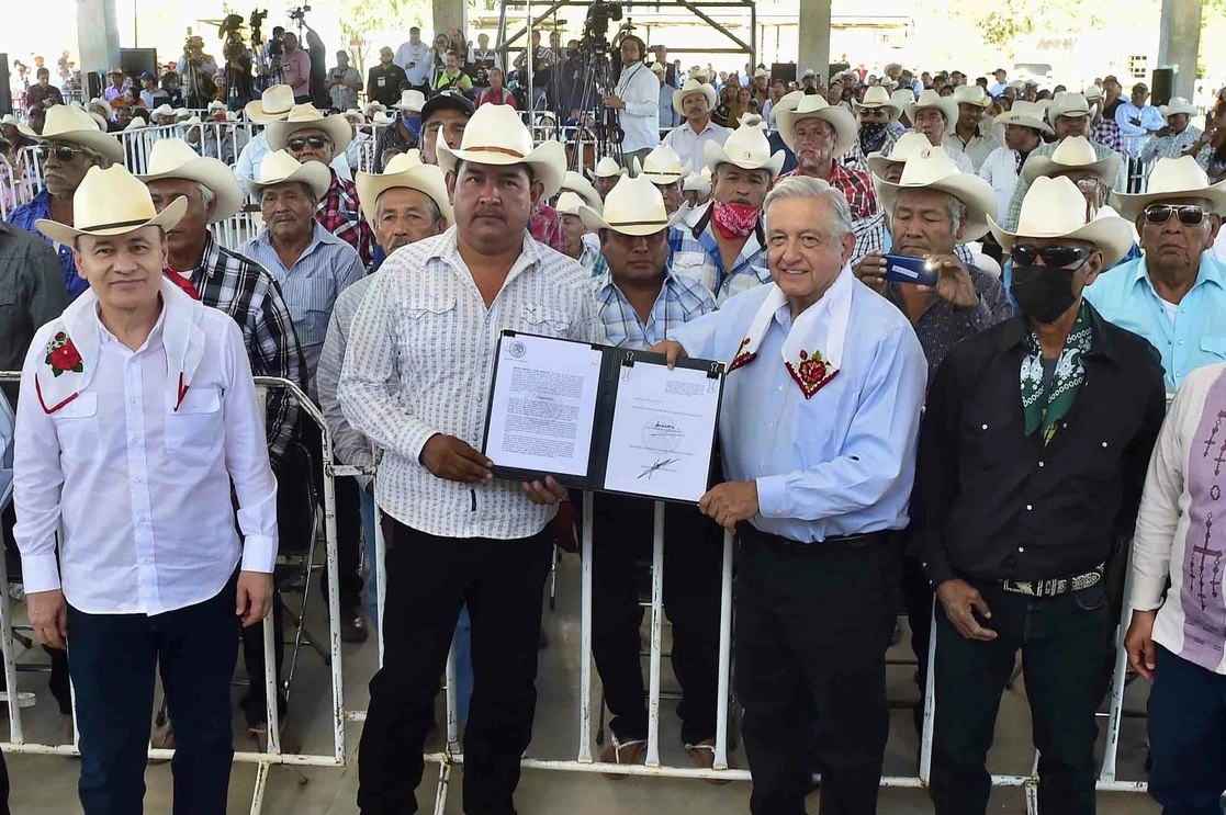 El presidente Andrés Manuel López Obrador formalizó el decreto ante autoridades tradicionales yaquis, en la comunidad de Belem Pitahaya, Sonora. Foto cortesía Presidencia