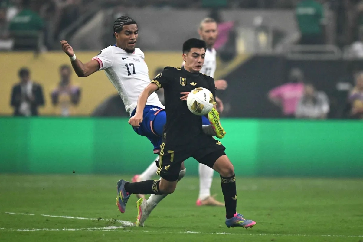 Luego de quedar fuera de la edición pasada y tampoco acudir a los Juegos Olímpicos de París 2024, el representativo nacional busca recuperar su prestigio en la categoría. Gilberto Mora, mediocampista de Tijuana, es la figura más destacada de este Tricolor, luego de debutar también en el equipo mayor. Foto 
