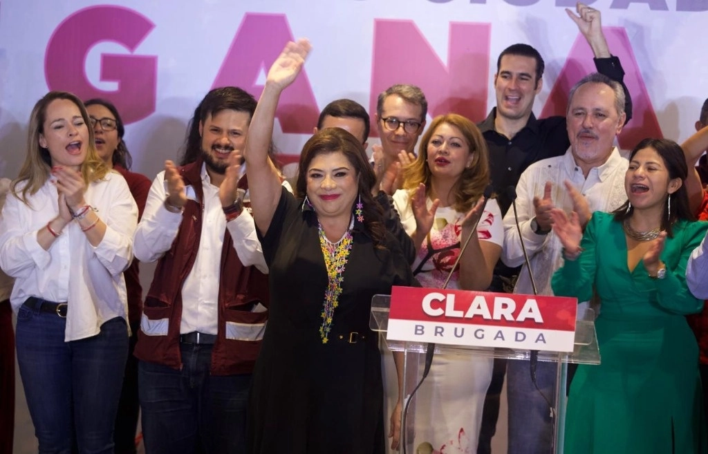 Clara Brugada, la jefa de gobierno capitalina electa, acompañada de diputados y alcaldes ganadores en esta elección, ofrece conferencia de prensa en un hotel de la Ciudad de México, el 3 de junio de 2024. Foto María Luisa Severiano


