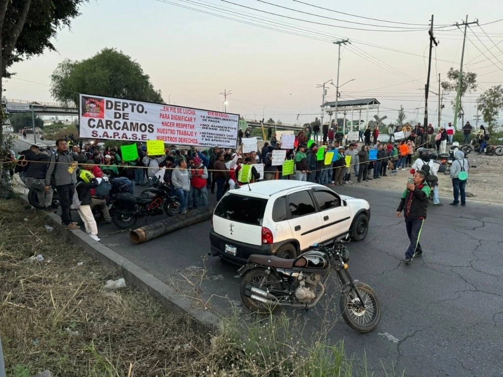 Desde las 6:00 horas de este miércoles, los trabajadores sindicalizados se movilizaron  por segundo día consecutivo, también se apostaron en Río de los Remedios en dos puntos y la avenida Central. Foto La Jornada 