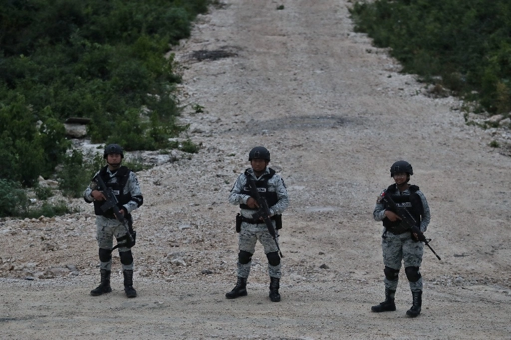 Elementos de la Guardia Nacional realizan labores de vigilancia alrededor de la estación Campeche del Tren Maya. Foto Marco Peláez / Archivo

