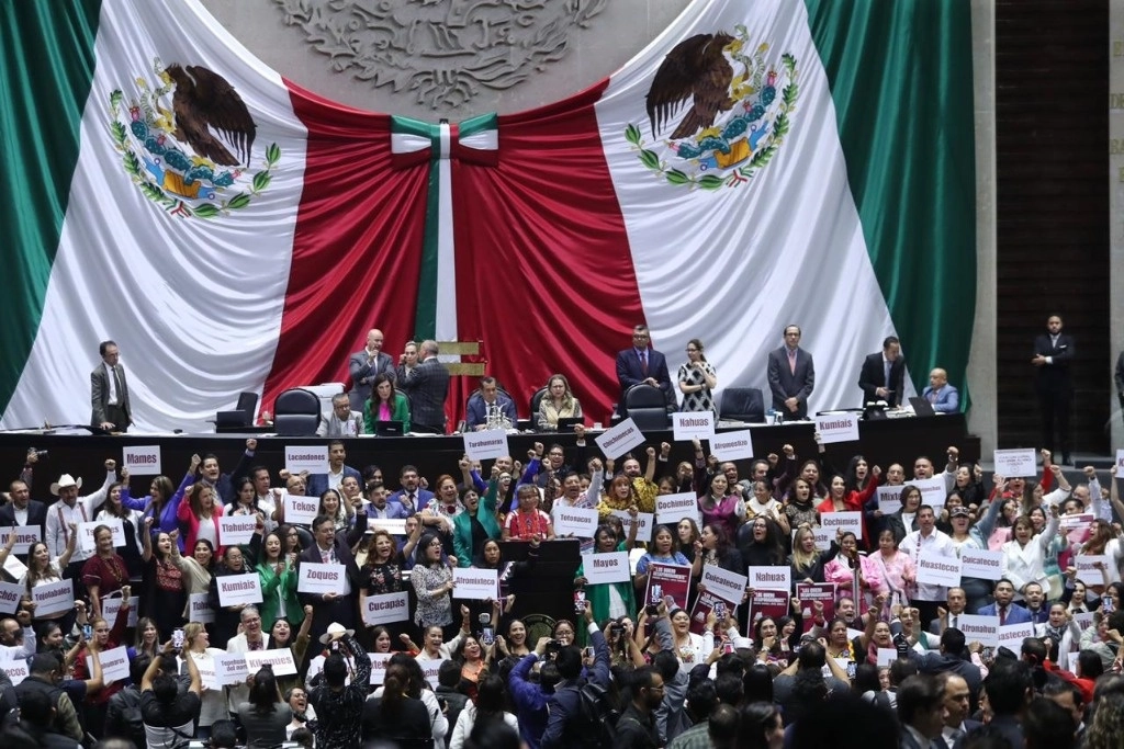 Durante la sesión de ayer miércoles en la Cámara de Diputados, en la que se debatió y aprobó la reforma que reconoce la personalidad jurídica y patrimonio propio de los pueblos indígenas y afromexicanos. Foto Marco Peláez
