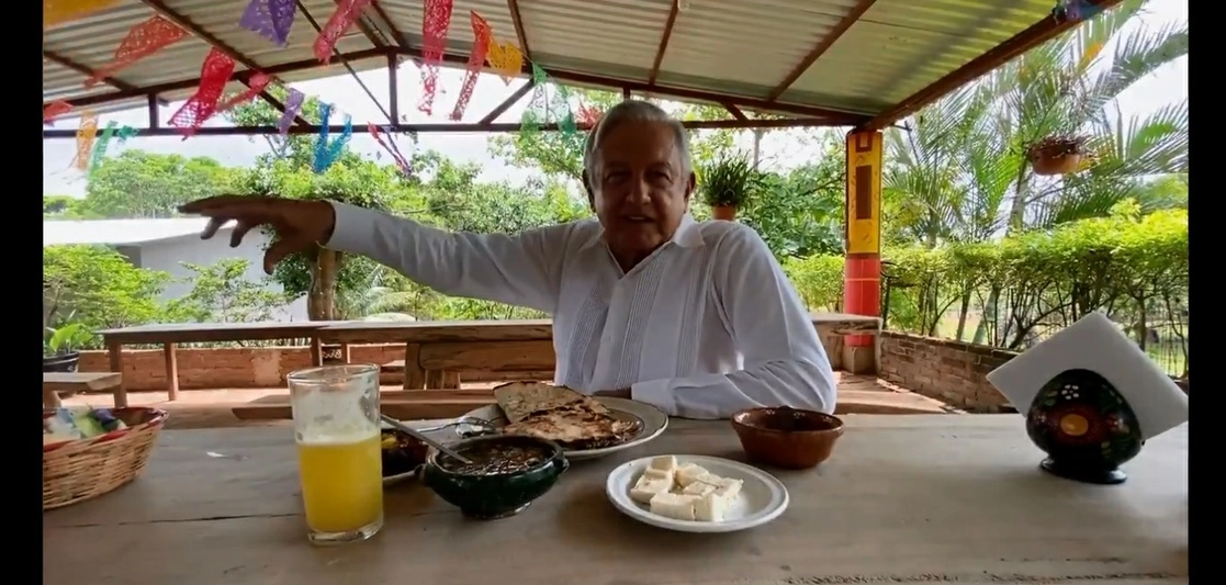 El Presidente Andrés Manuel López Obrador, hizo una parada en un comedor de San Juan Guichicovi, Oaxaca. Foto  @lopezobrador_
