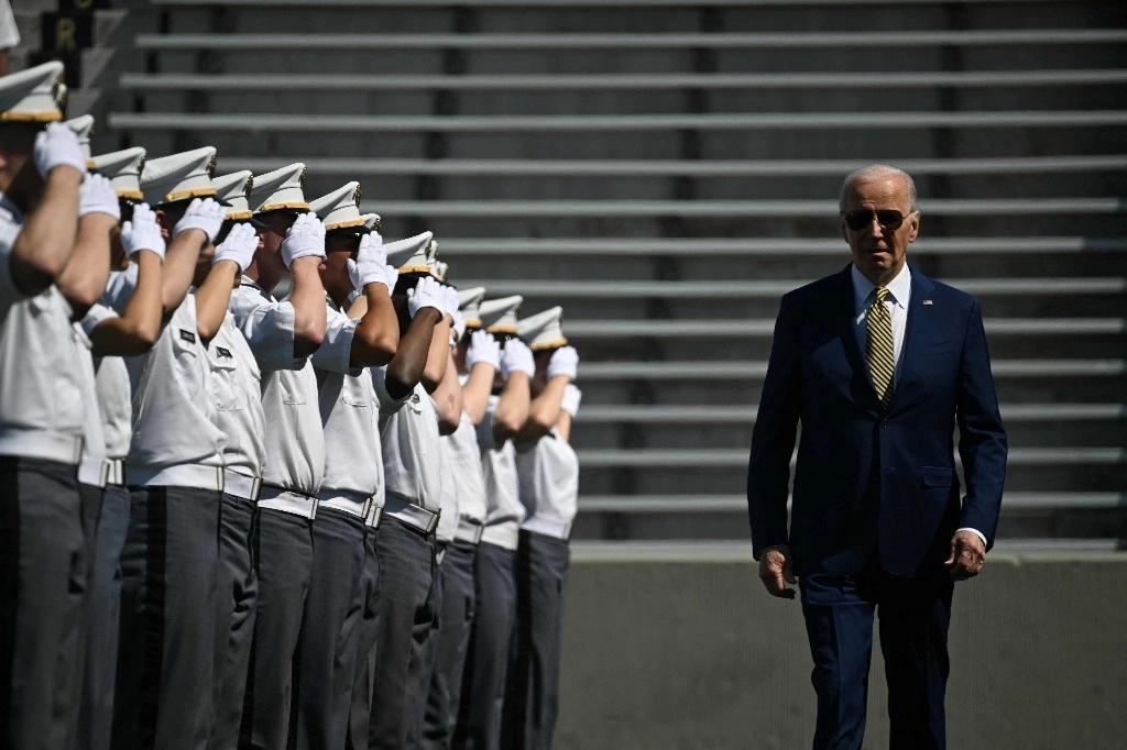 El presidente de EU, Joe Biden, llega para pronunciar el discurso de graduación en la ceremonia de graduación de 2024 en la Academia Militar de EE. UU. West Point el 25 de mayo de 2024, en West Point, Nueva York. Foto Afp 