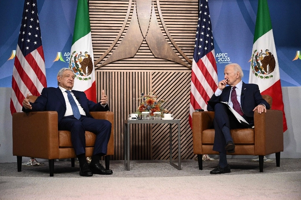El presidente Andrés Manuel López Obrador y su homólogo de EU, Joe Biden, durante su encuentro en la cumbre APEC, en San Francisco, California, el 17 de noviembre de 2023. Foto Afp