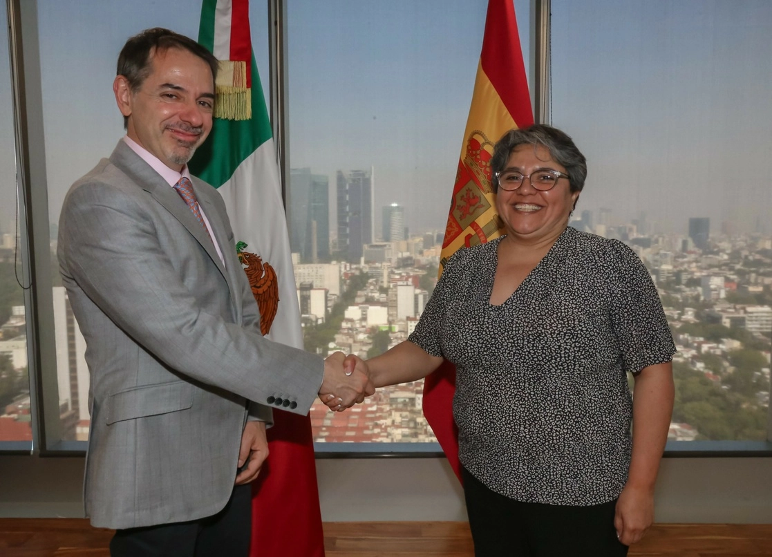Raquel Buenrostro, secretaria de Economía y Juan Duarte Cuadrado, embajador de España en México. Foto Tomada del Twitter @SE_mx