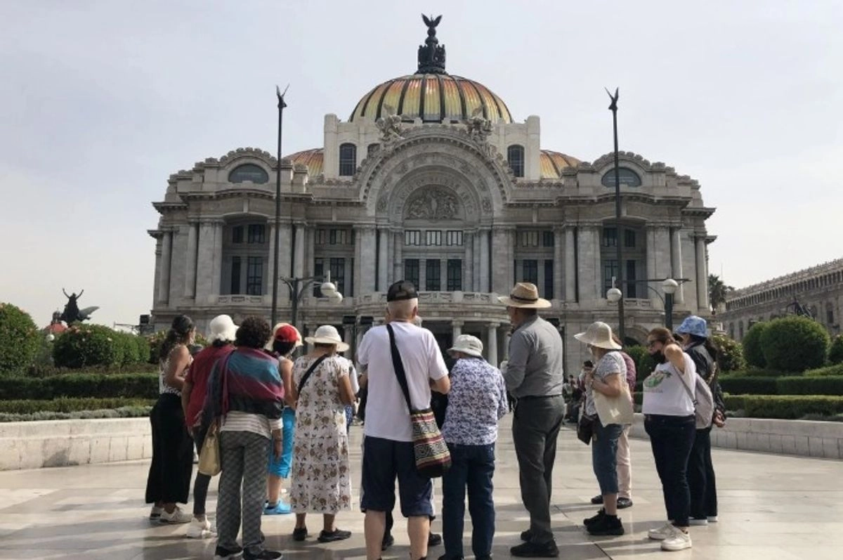 Turistas frente al Palacio de Bellas Artes, en el Centro Histórico capitalino. 