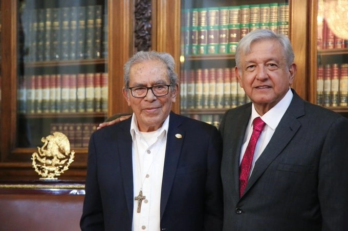“Lamento mucho el fallecimiento del obispo Arturo Lona por su trabajo ejemplar en favor de los más pobres, como lo dije cuando me visitó en Palacio Nacional el 26 de febrero de 2019”, dijo el mandatario. Foto Twitter @lopezobrador_