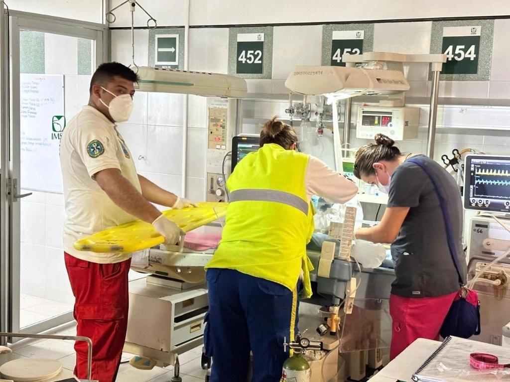 Personal del IMSS en Acapulco, laborando a un año del paso del huracán 'Otis'. Foto IMSS