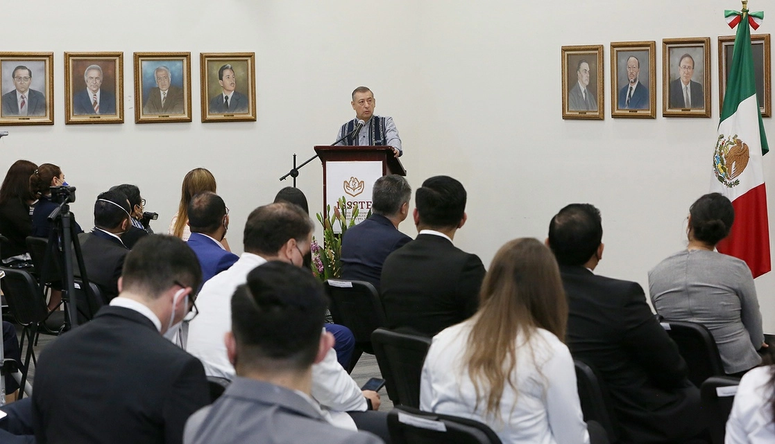 El director general del Issste, Pedro Zenteno, durante la clausura e inauguración de Cursos de Especialización y Posgrado en Medicina 2022. Foto tomada de la cuenta de Twitter @ISSSTE_mx