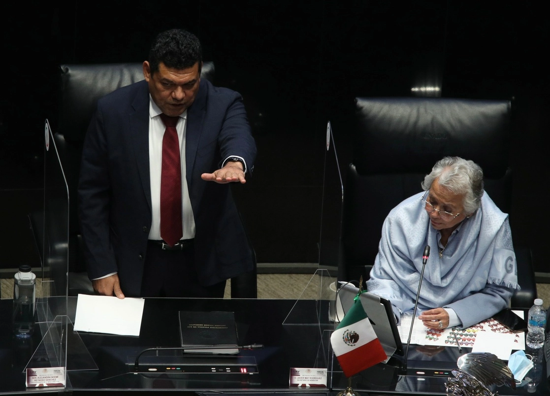 El titular de Bienestar, Javier May (izq) toma protesta ante la presidenta de la Mesa Directiva del Senador, Olga Sánchez Cordero (der). Foto María Luisa Severiano