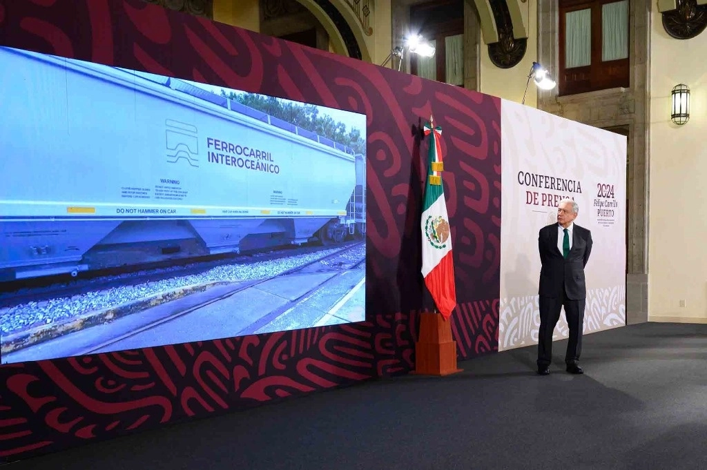 El presidente López Obrador resaltó el anuncio de su sucesora, Claudia Sheinbaum de darle continuidad a este proyecto que tiene mucho potencial por la conexión interoceánica que permitirá esta obra, el 18 de julio de 2024. Foto cortesía Presidencia