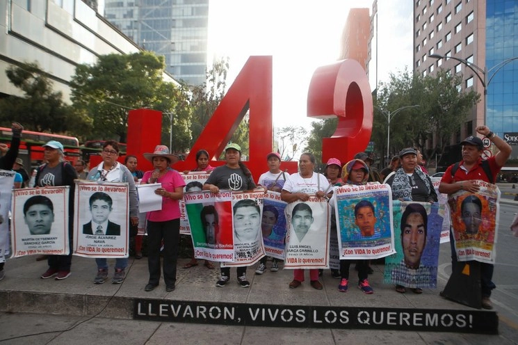 Familiares, estudiantes y organizaciones sociales, durante la marcha por los 65 meses de la desaparición de 43 normalistas de Ayotzinapa. Foto Víctor Camacho / archivo