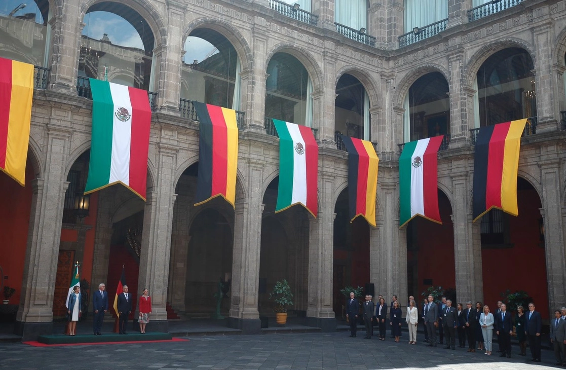El presidente de Alemania, Frank Walter Steinmeier, es recibido por el presidente Andrés Manuel López Obrador en el Patio de Central de Palacio Nacional, en la Ciudad de México, el 20 de septiembre de 2022. Foto Cristina Rodríguez